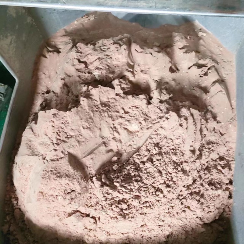 Αμυδρό κίτρινο αποξηραμένο ζωικό πλάσμα που περιέχει επίπεδα λυσίνης άνω ή ίσο με 4% που εφαρμόζεται στη ζωοτροφή